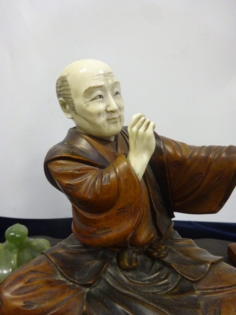 [X] [-] SUJET EN BOIS, IVOIRE ET SERPENTINE (?) - Japon, - Sujet représentant u…