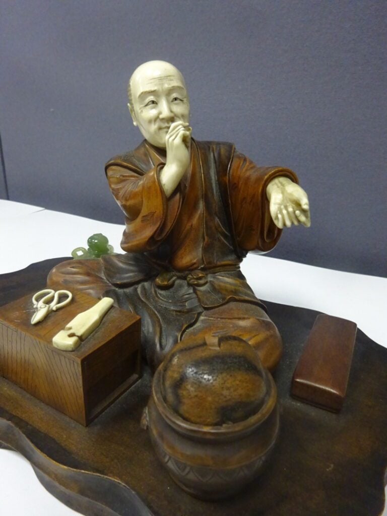 [X] [-] SUJET EN BOIS, IVOIRE ET SERPENTINE (?) - Japon, - Sujet représentant u…