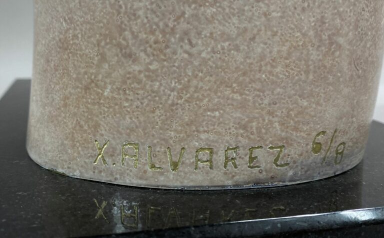 Xavier ALVAREZ (né en 1949) - Ours - Sculpture en bronze patiné beige-gris - Si…
