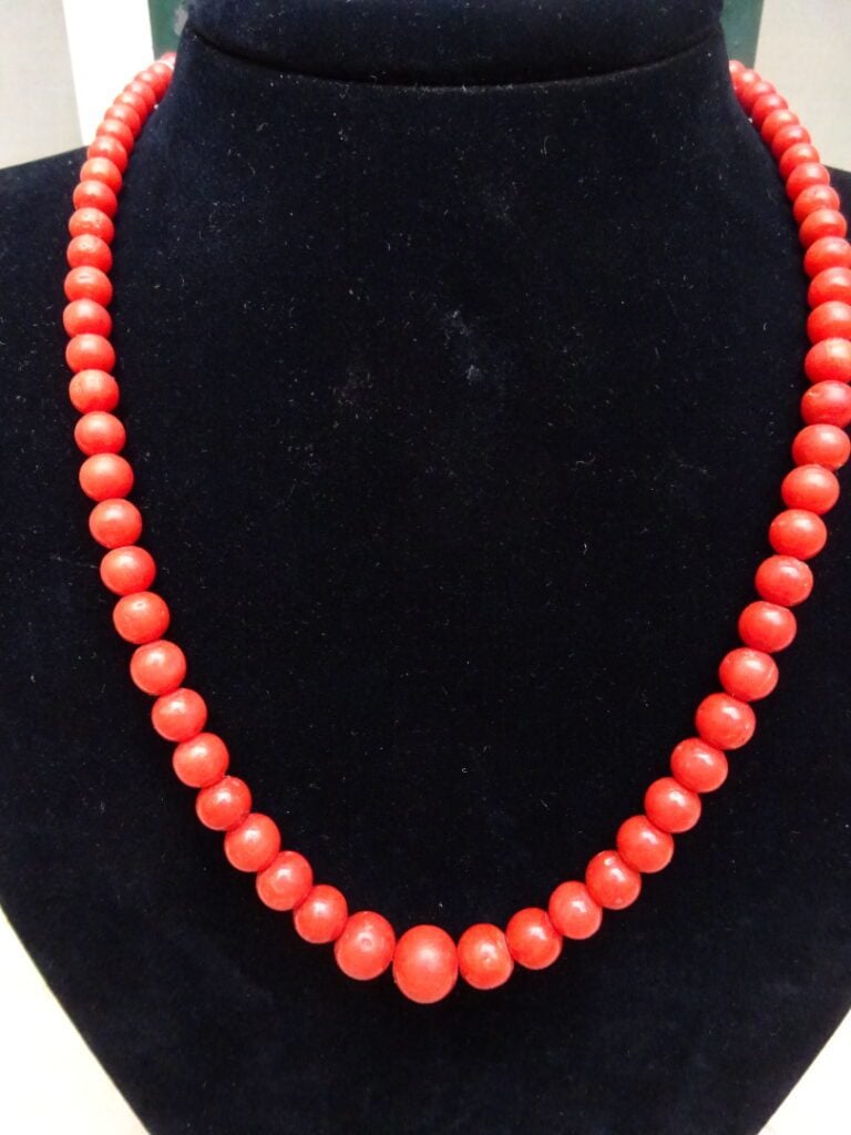 [X]COLLIER DE PERLES EN CORAIL ROUGE - Chine, - Collier dont les perles sont di…