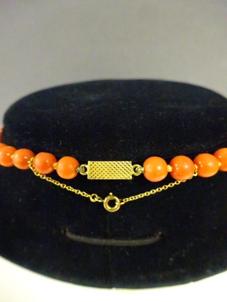 [X]COLLIER DE PERLES EN CORAIL ROUGE - Chine, - Collier dont les perles sont di…