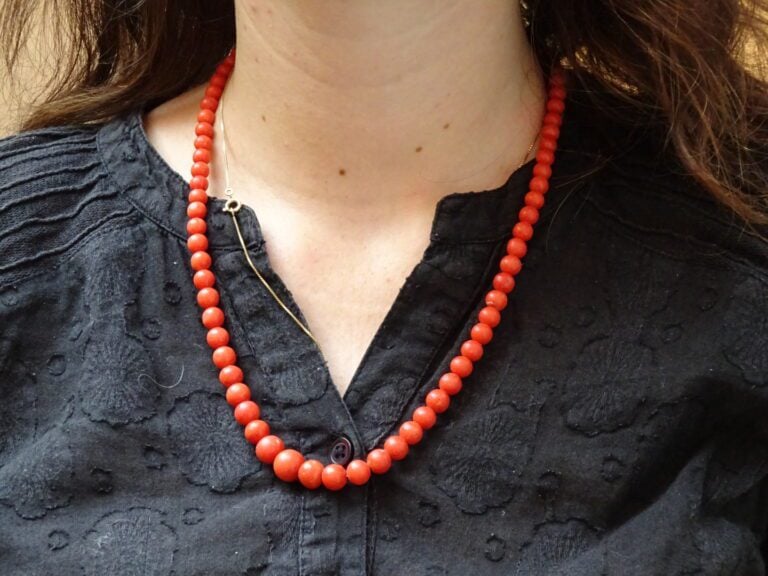 [X]COLLIER DE PERLES EN CORAIL ROUGE - Chine, - Collier dont les perles sont di…