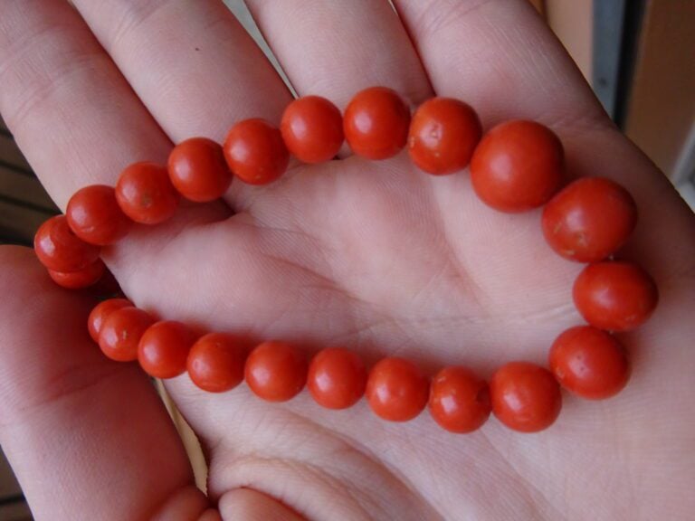 [X]COLLIER DE PERLES EN CORAIL ROUGE - Chine, - Collier dont les perles sont di…