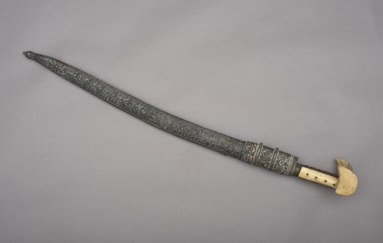 Yatagan et son fourreau - Monde Ottoman, XIXe siècle - Longueur 78 cm / 83,5 cm…