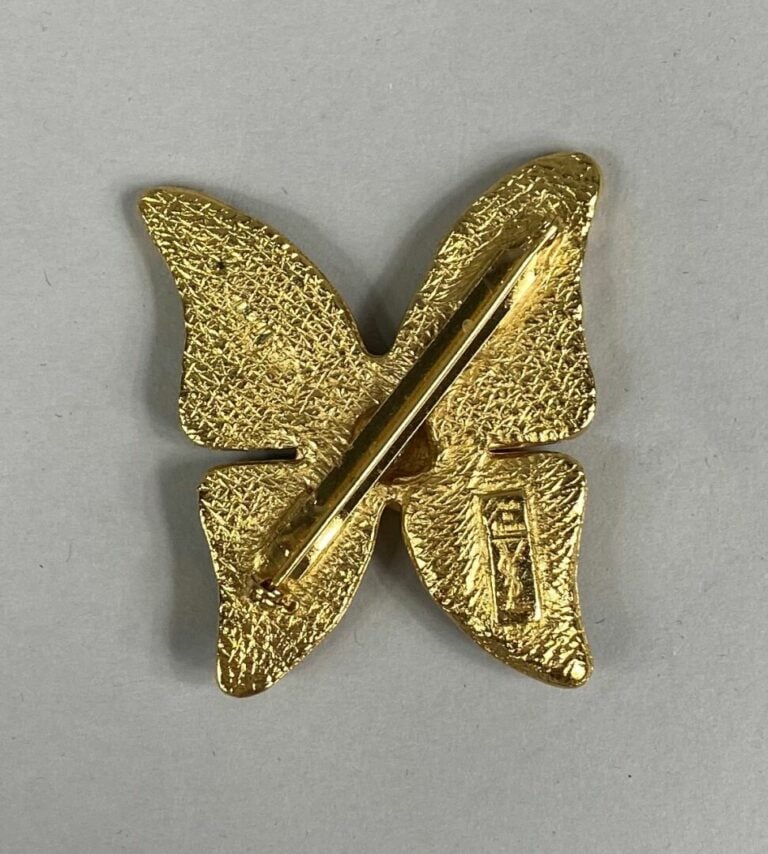 Yves SAINT LAURENT - Broche en métal doré figurant un papillon à décor émaillé…