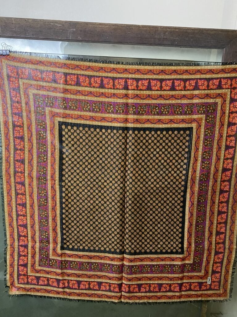 YVES SAINT LAURENT - Foulard en étamine de laine et lurex doré, rouge violet -…