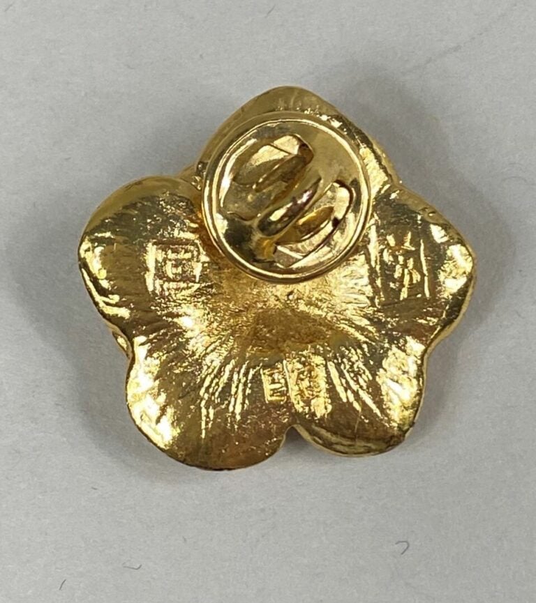 Yves SAINT LAURENT - Pin's Fleur en métal doré - Avec écrin de la maison