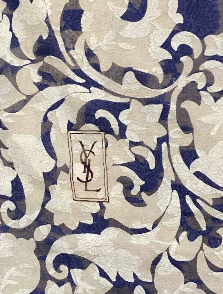 Yves SAINT LAURENT Rive gauche - Etole en mousseline de soie à motifs floraux s…