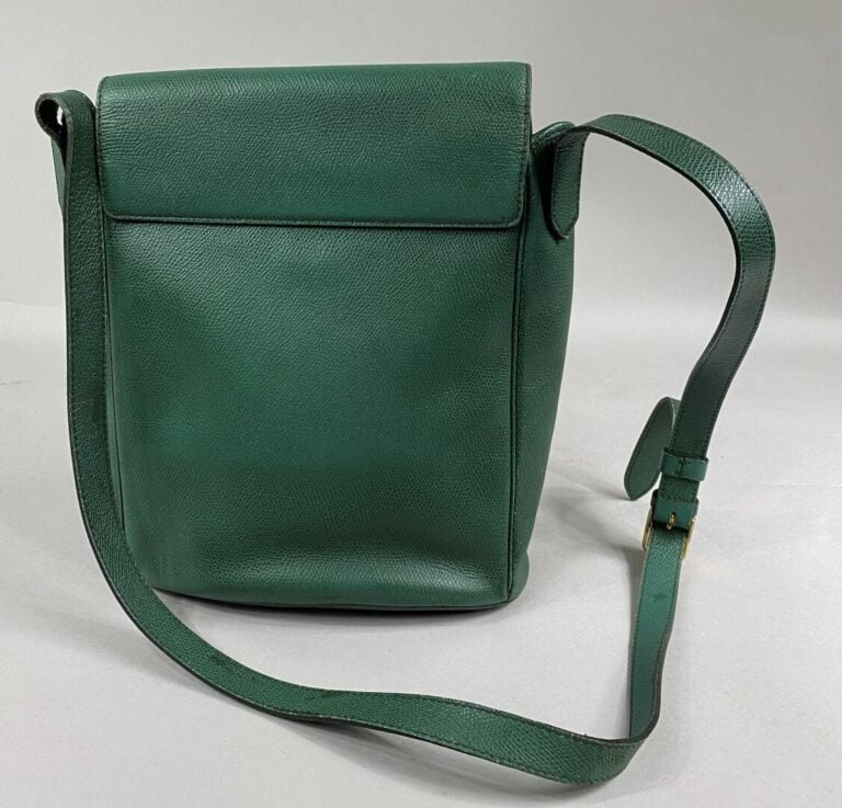 Yves SAINT LAURENT - Sac bandoulière en cuir grainé vert sapin agrémenté de clo…