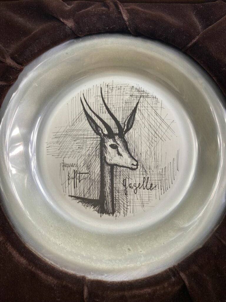 D'après Bernard BUFFET (1928-1999) - Gazelle - Assiette circulaire en métal arg…