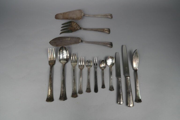Ménagère en métal argenté modèle Art Déco comprenant environ 130 pièces dont :…
