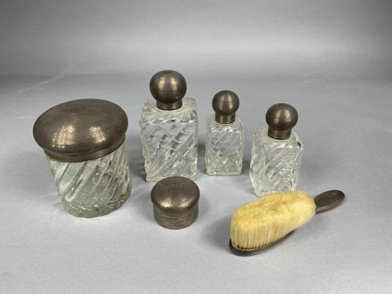 Gustave KELLER, Paris - Nécessaire de toilette comprenant cinq flacons en crist…