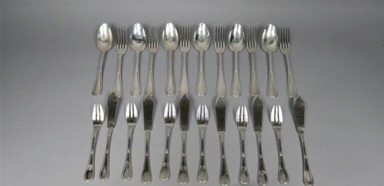 Ménagère en argent (925) modèle filet jonc rubané comprenant : - -12 grands cou…