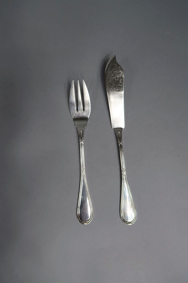 Ménagère en argent (925) modèle filet jonc rubané comprenant : - -12 grands cou…