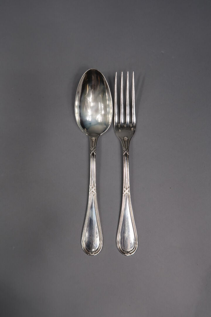 Ménagère en argent (925) modèle filet jonc rubané comprenant : - -12 grands cou…