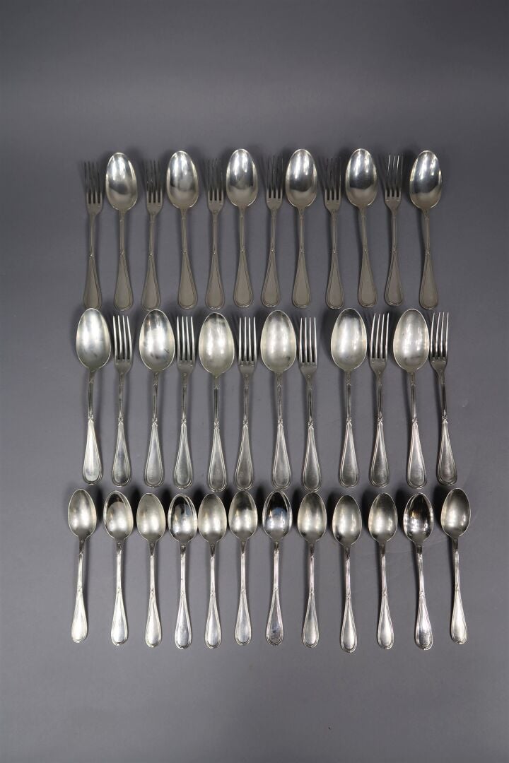 Ménagère en argent (925) modèle filet jonc rubané comprenant : - -12 grands cou…