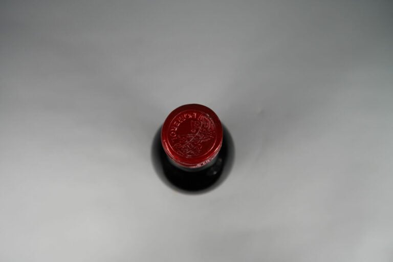 PETRUS - Une bouteille, 1987, Pomerol - (niveau légèrement bas, capsule légèrem…