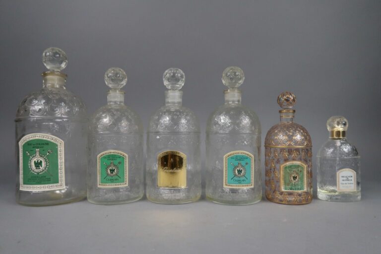 GUERLAIN - Suite de six flacons de parfum en verre moulé à décor en léger relie…