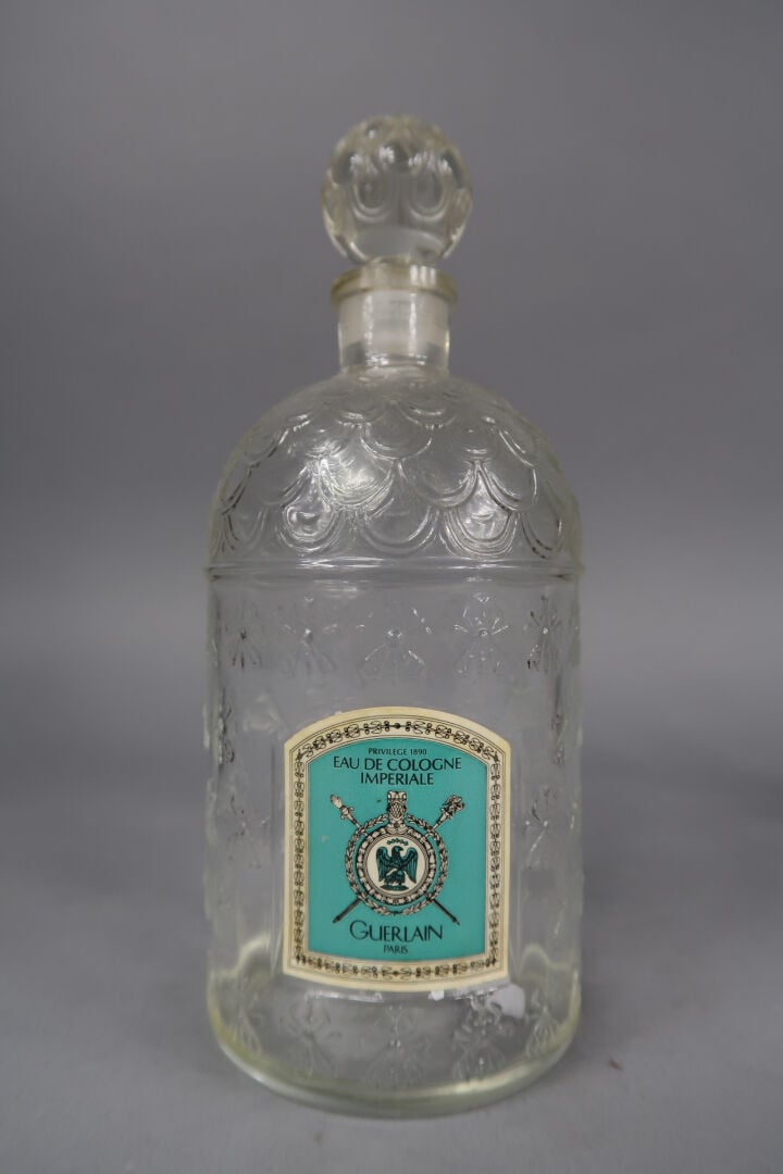 GUERLAIN - Suite de six flacons de parfum en verre moulé à décor en léger relie…