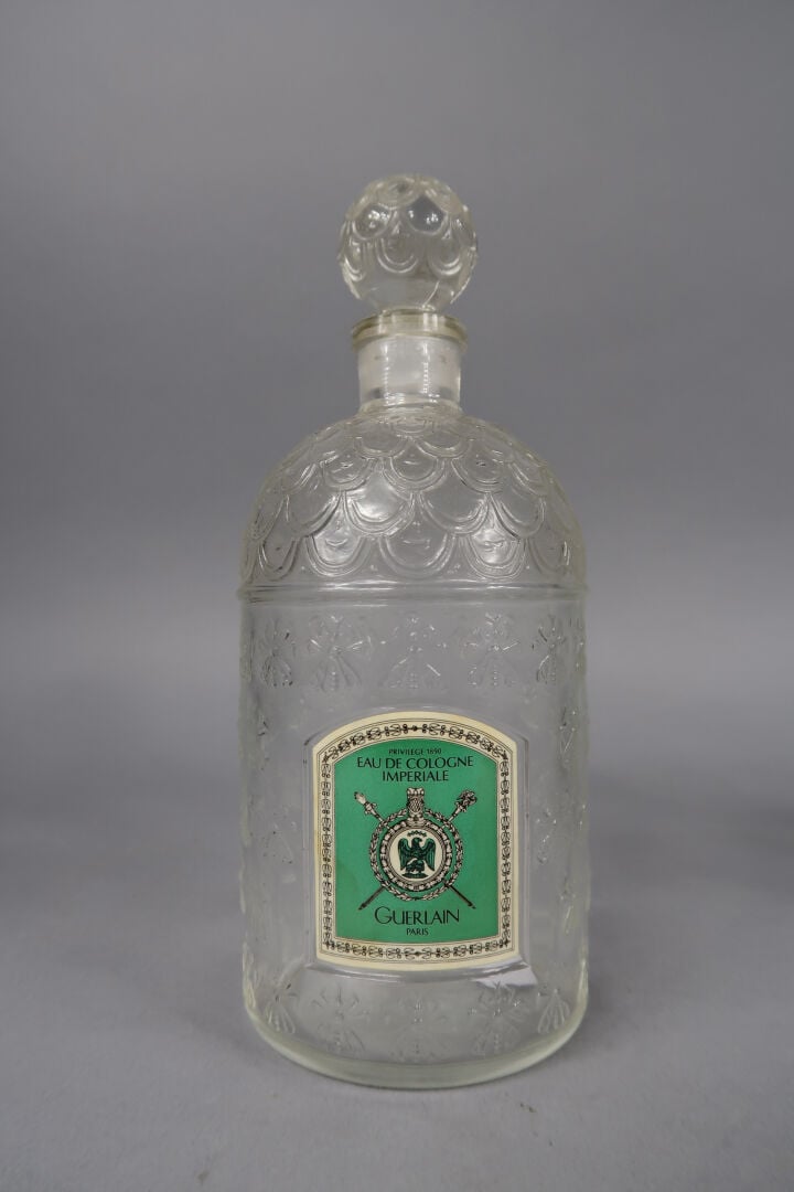 GUERLAIN - Suite de six flacons de parfum en verre moulé à décor en léger relie…