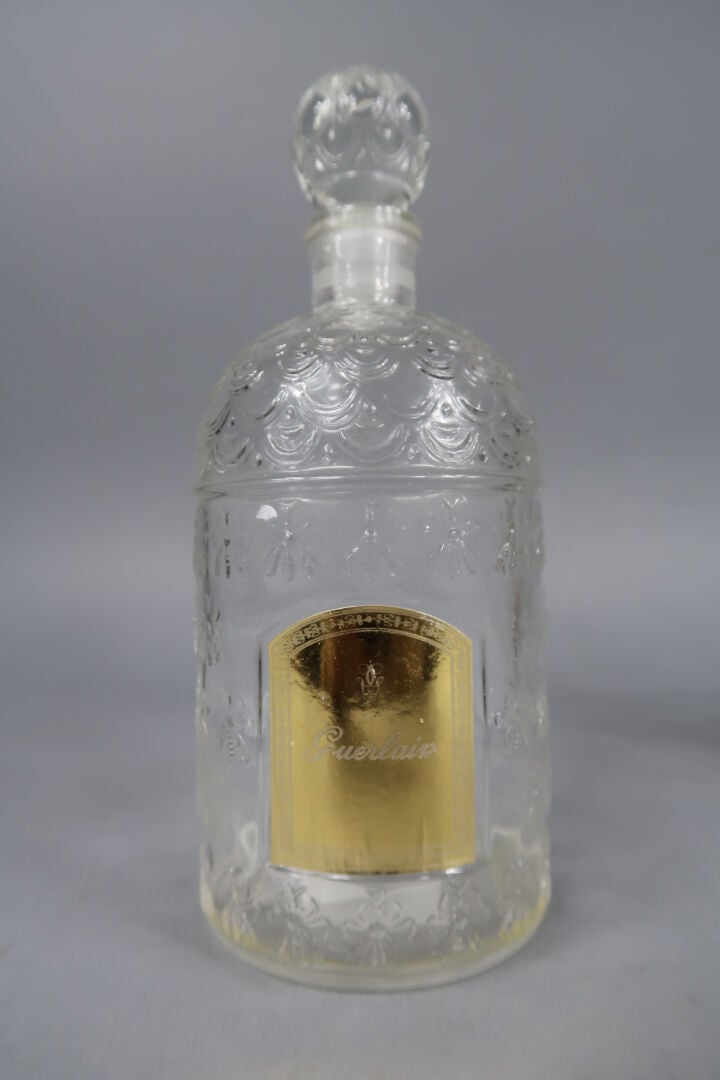 GUERLAIN - Suite de six flacons de parfum en verre moulé à décor en léger relie…