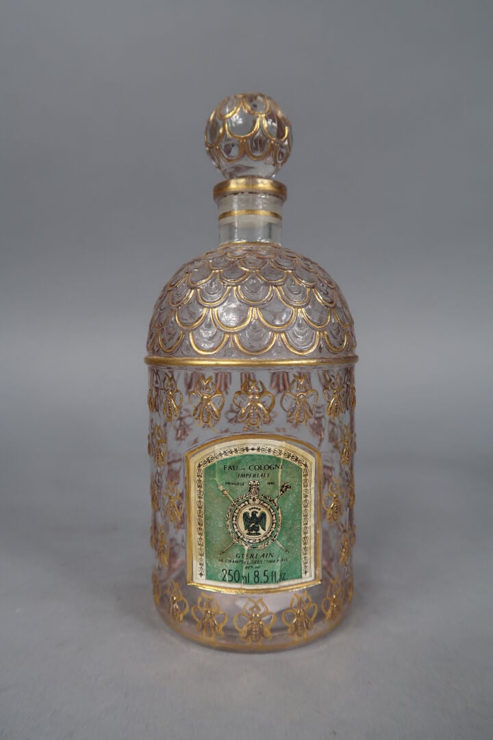 GUERLAIN - Suite de six flacons de parfum en verre moulé à décor en léger relie…