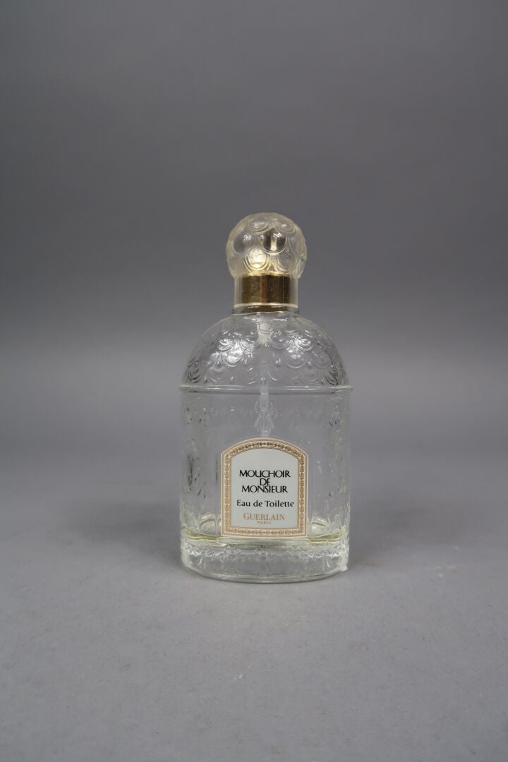 GUERLAIN - Suite de six flacons de parfum en verre moulé à décor en léger relie…