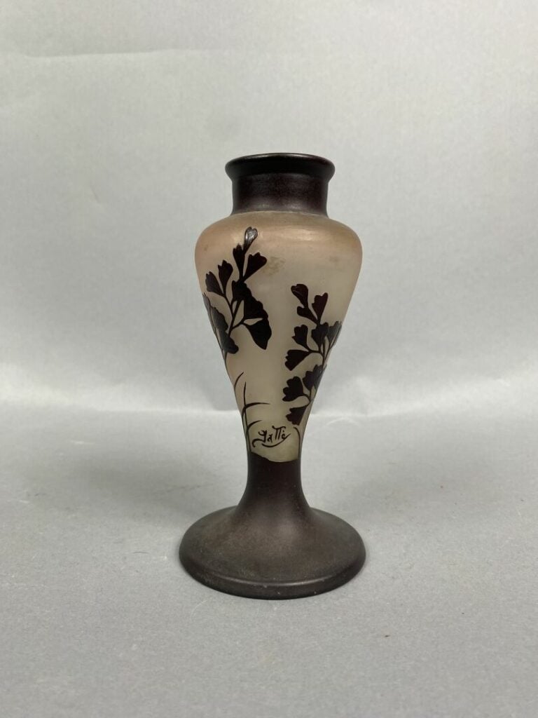 Etablissements GALLE - Petit vase sur piédouche à décor floral dégagé à l'acide…