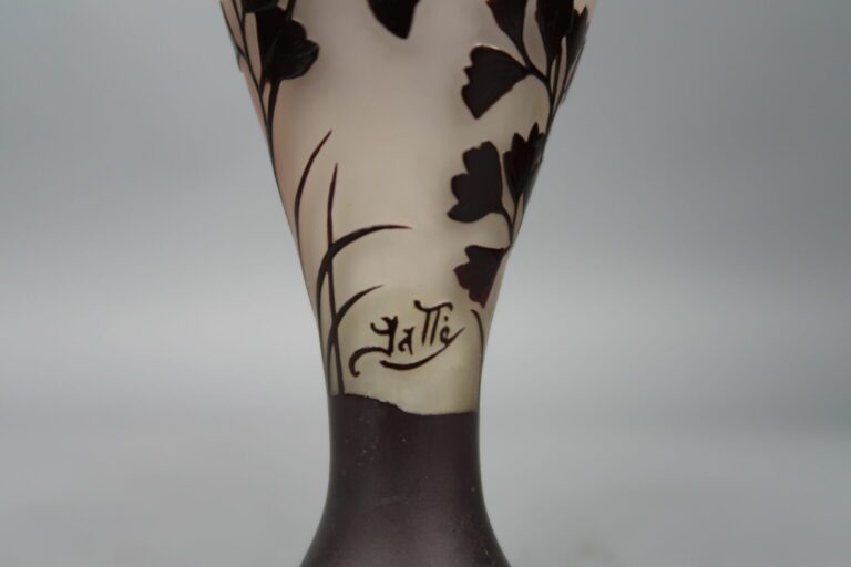 Etablissements GALLE - Petit vase sur piédouche à décor floral dégagé à l'acide…
