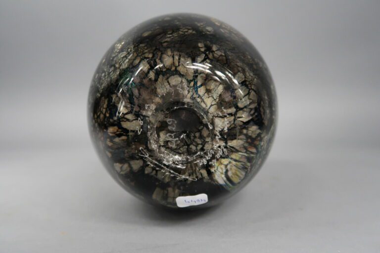 Jean Claude NOVARO (1943-2015) - Vase ovoïde en verre soufflé à décor de motifs…
