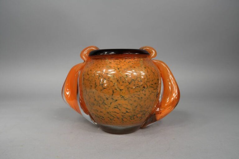 Jean Claude NOVARO (1943-2015) - Vase ovoïde en verre soufflé à décor de motifs…