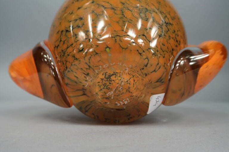 Jean Claude NOVARO (1943-2015) - Vase ovoïde en verre soufflé à décor de motifs…