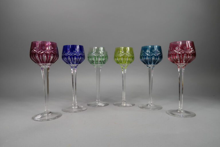 SAINT LOUIS - Suite de six verres à vin modèle Sylvaner en cristal taillé color…
