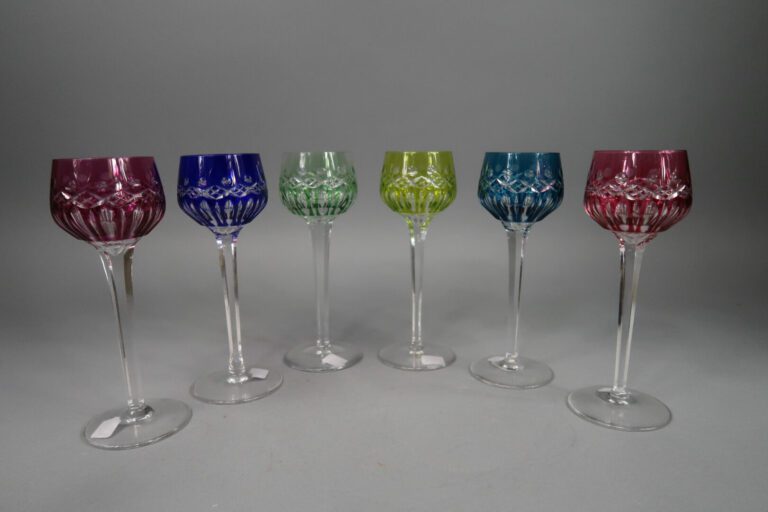 SAINT LOUIS - Suite de six verres à vin modèle Sylvaner en cristal taillé color…