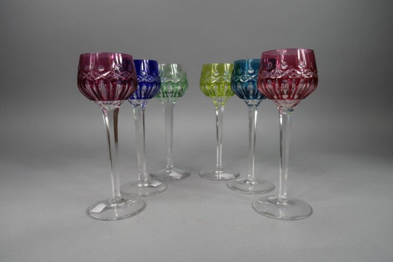 SAINT LOUIS - Suite de six verres à vin modèle Sylvaner en cristal taillé color…