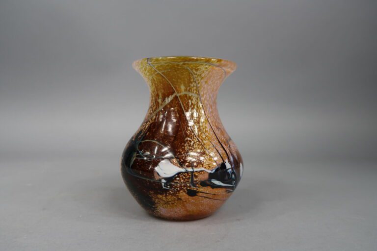 Jean Claude NOVARO (1943-2015) - Vase pansu à col évasé en verre soufflé à déco…