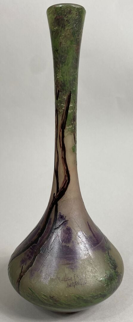 MULLER Frères LUNEVILLE - Vase soliflore en verre doublé à décor dégagé à l'aci…