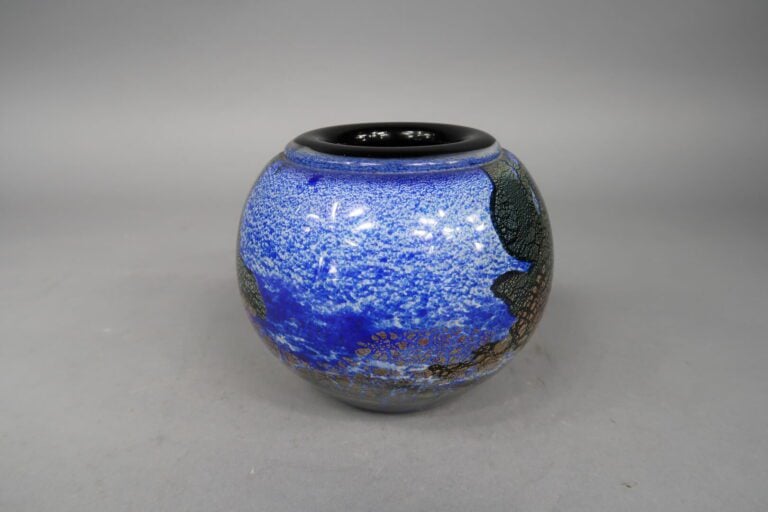 Jean Claude NOVARO (1943-2015) - Vase boule à col ourlé en verre soufflé à déco…