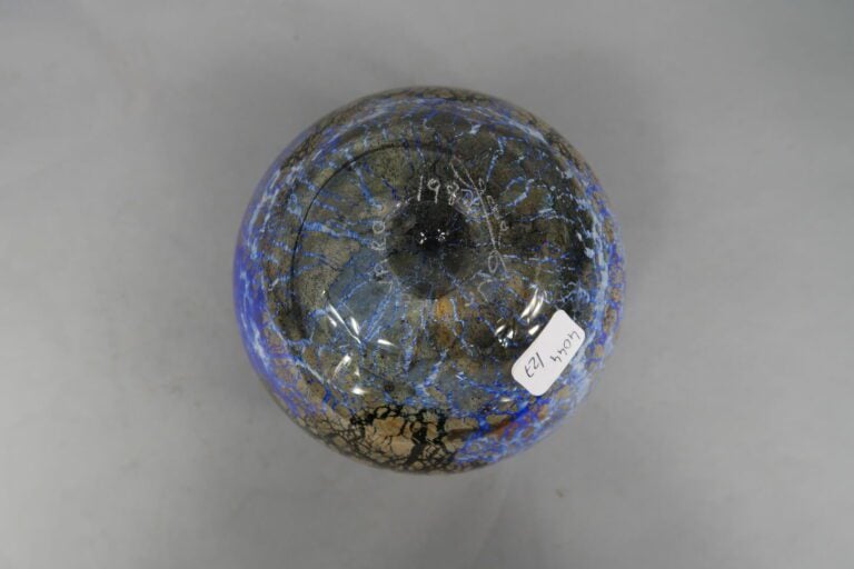 Jean Claude NOVARO (1943-2015) - Vase boule à col ourlé en verre soufflé à déco…