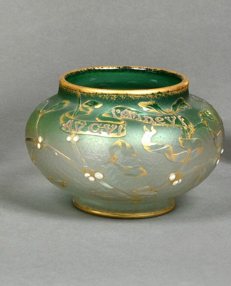 DAUM NANCY - Vase en verre doublé teinté vert à décor dégagé à l'acide de motif…