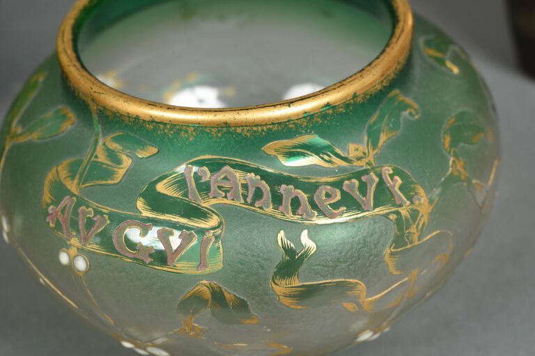 DAUM NANCY - Vase en verre doublé teinté vert à décor dégagé à l'acide de motif…
