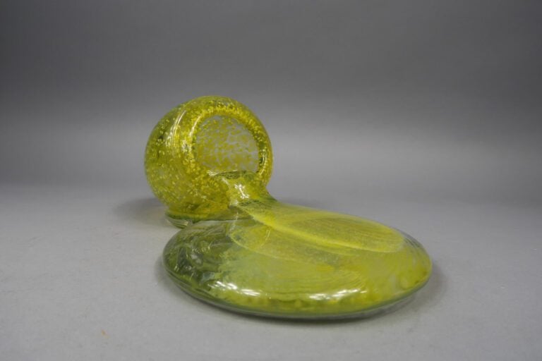 Jean Claude NOVARO (1943-2015) - Vase et coulée en verre soufflé à décor d'incl…