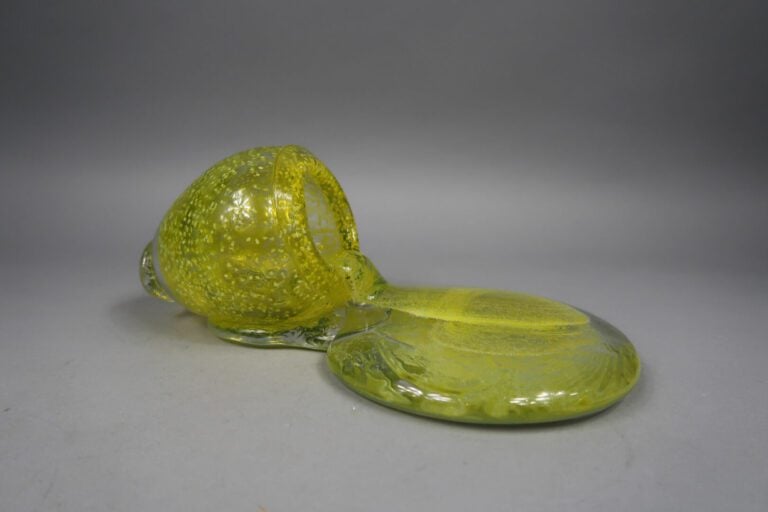 Jean Claude NOVARO (1943-2015) - Vase et coulée en verre soufflé à décor d'incl…