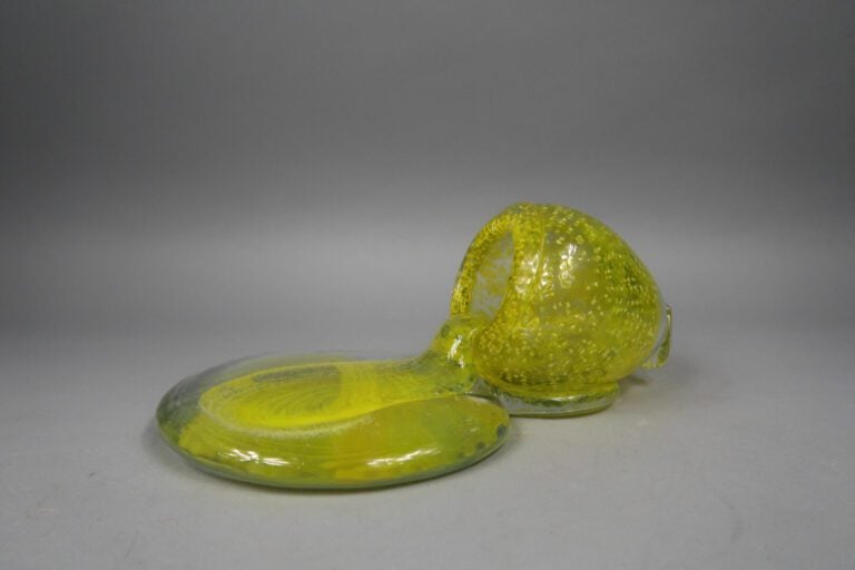 Jean Claude NOVARO (1943-2015) - Vase et coulée en verre soufflé à décor d'incl…