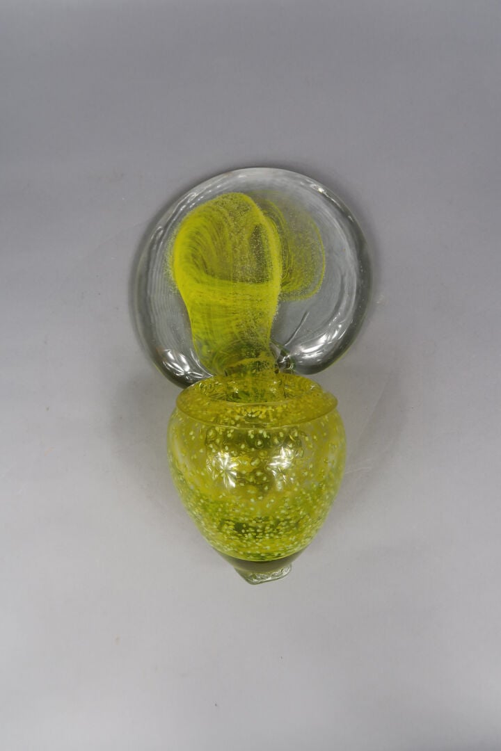 Jean Claude NOVARO (1943-2015) - Vase et coulée en verre soufflé à décor d'incl…
