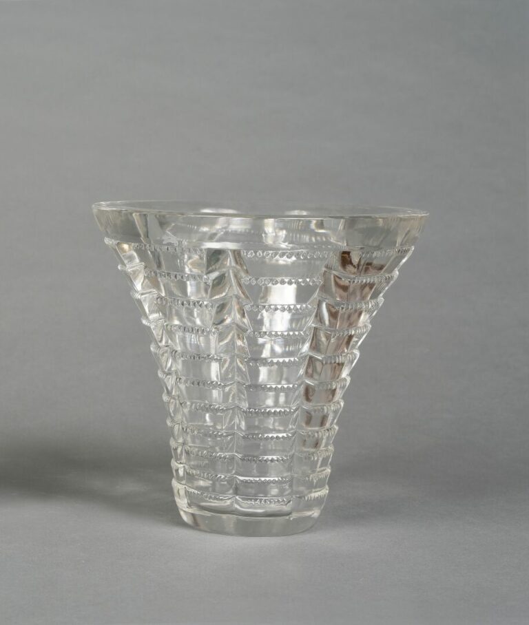 LALIQUE France - Vase en verre translucide modèle Megève - Signature à l'acide…
