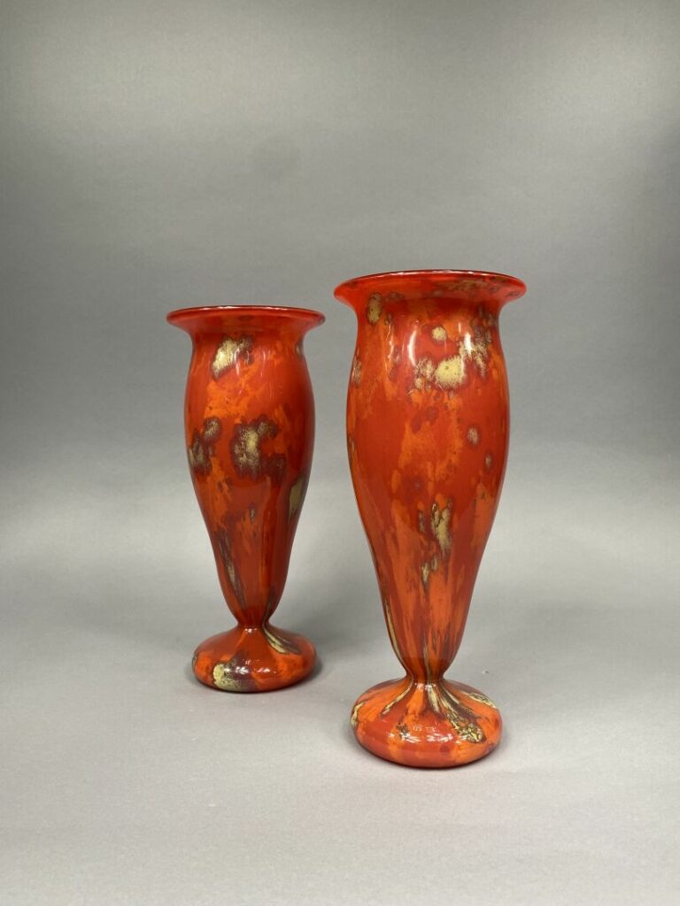 SCHNEIDER - Paire de vases de forme tulipe en verre marmoréen rouge posant sur…
