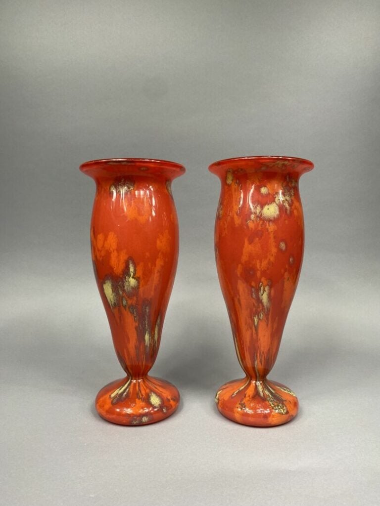 SCHNEIDER - Paire de vases de forme tulipe en verre marmoréen rouge posant sur…