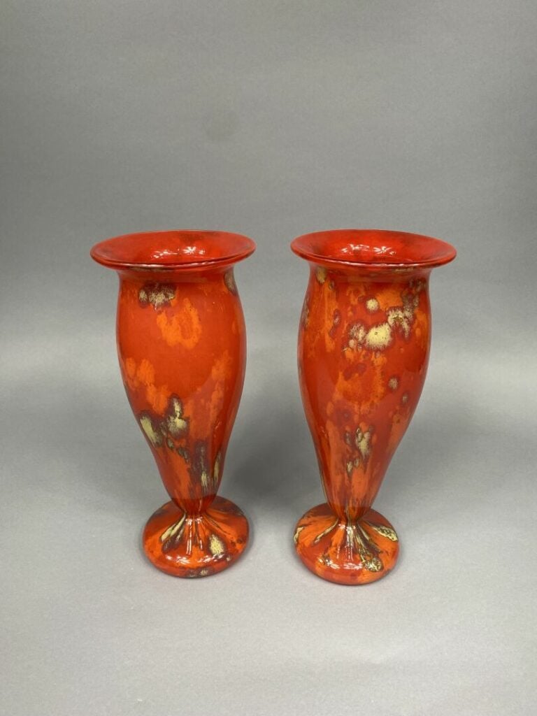 SCHNEIDER - Paire de vases de forme tulipe en verre marmoréen rouge posant sur…
