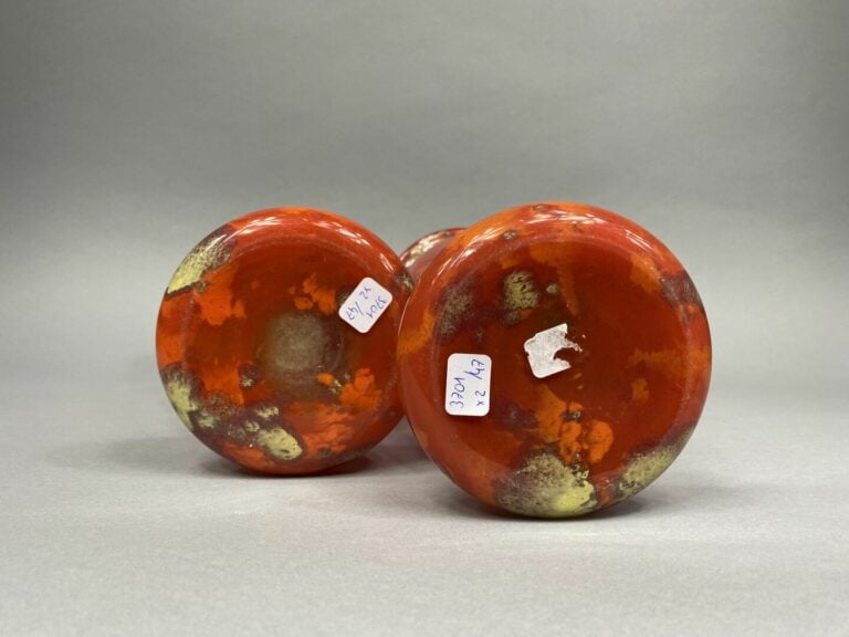 SCHNEIDER - Paire de vases de forme tulipe en verre marmoréen rouge posant sur…